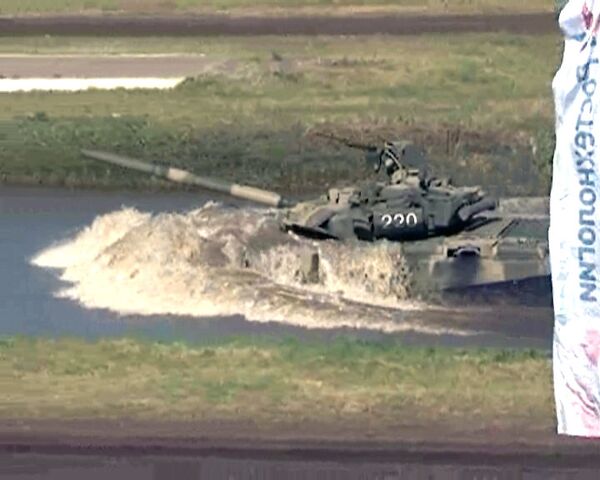 Blindados que “bailan” y tanques que “vuelan” en exposición de armamento en Omsk - Sputnik Mundo