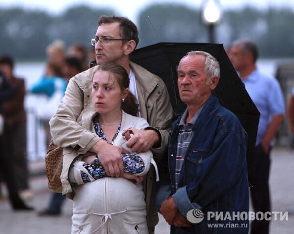 Supervivientes del crucero hundido en el Volga se reúnen con familiares - Sputnik Mundo