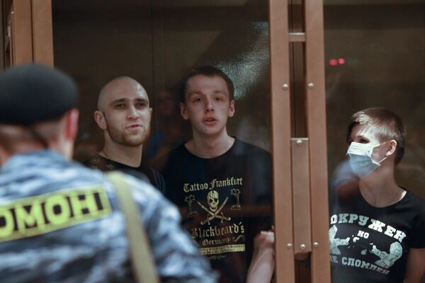 Tribunal condena a líder de grupo skinhead de Moscú a cadena perpetua por 27 asesinatos y atentados terroristas - Sputnik Mundo