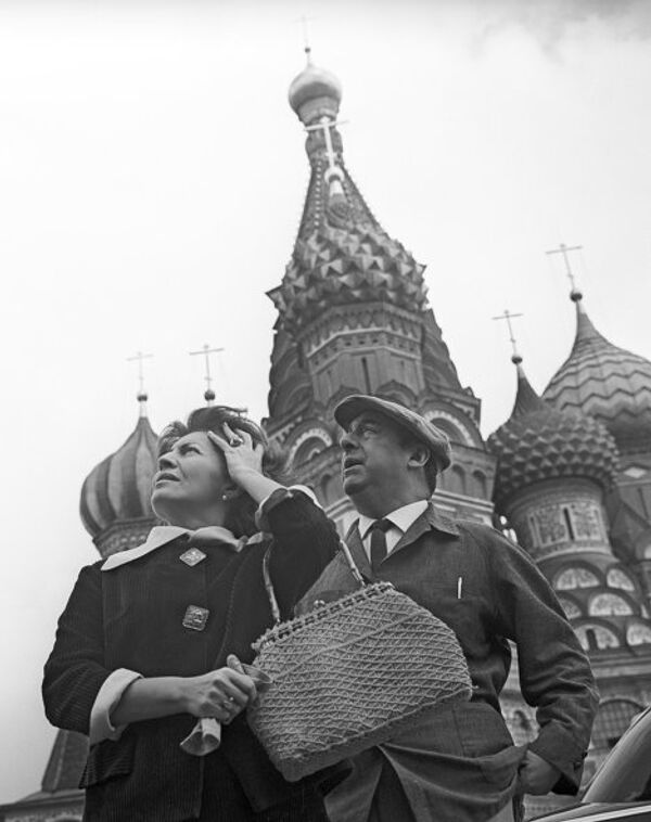 Чилийский поэт Пабло Неруда с супругой на Красной площади - Sputnik Mundo