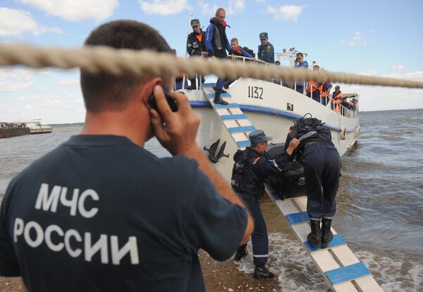 Especialistas prevén reflotar el barco naufragado en el Volga el 17 o 18 de julio - Sputnik Mundo