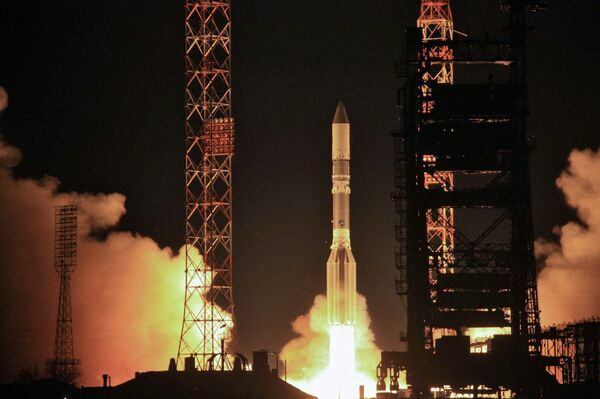 El cohete ruso Proton M ubica en órbita satélites de EEUU y Kazajstán - Sputnik Mundo