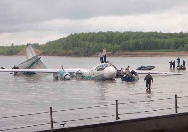 Especialistas extraen el avión An-24 siniestrado del río Ob - Sputnik Mundo