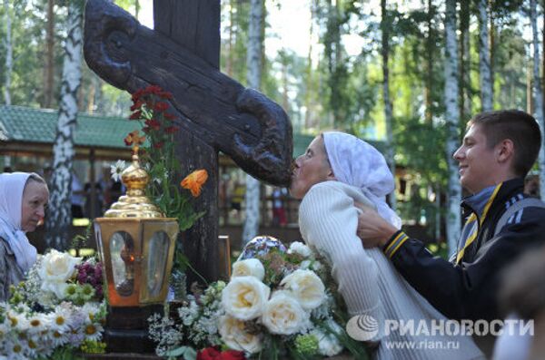 Peregrinos organizan Procesión de la Cruz para rendir tributo al último zar ruso y sus familiares - Sputnik Mundo