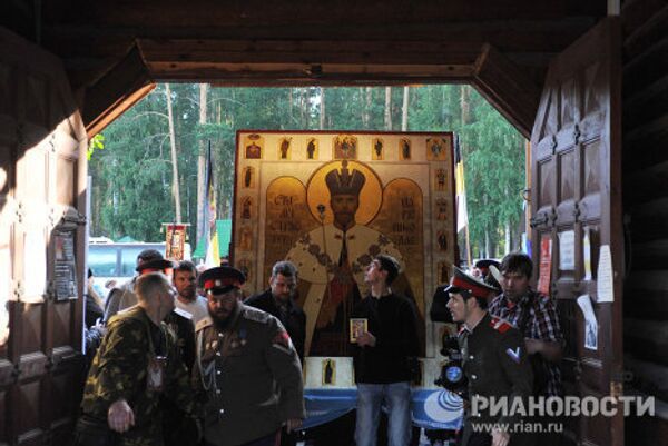 Peregrinos organizan Procesión de la Cruz para rendir tributo al último zar ruso y sus familiares - Sputnik Mundo