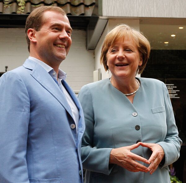 El presidente ruso, Dmitri Medvédev, y la cancillera alemana, Ángela Merkel - Sputnik Mundo