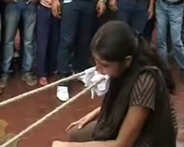 Una joven de la India arrastra una camioneta con sus dientes - Sputnik Mundo