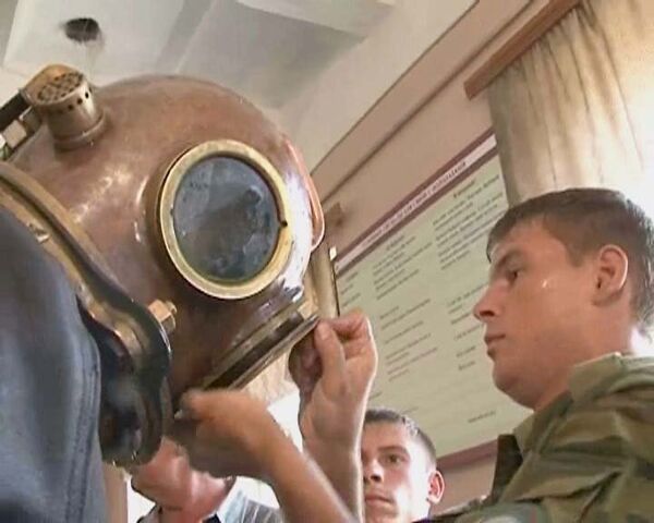 Buzos militares se ponen un traje de 1950 para entrenar bajo el agua - Sputnik Mundo