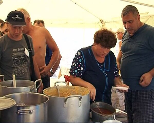 Cocineros hacen turnos para dar de comer a miembros del rescate del “Bulgaria” - Sputnik Mundo