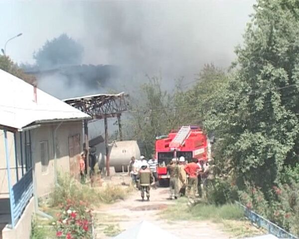 Devastador incendio arrasa almacén de pirotecnia en Kirguizistán - Sputnik Mundo