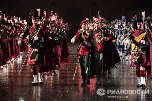 Festival de Bandas Militares en Edimburgo: ciclistas y  bailarines bajo la lluvia - Sputnik Mundo