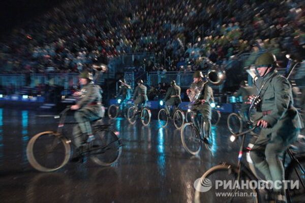 Festival de Bandas Militares en Edimburgo: ciclistas y  bailarines bajo la lluvia - Sputnik Mundo