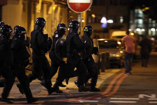 Arrestos por disturbios superan un millar en Londres - Sputnik Mundo