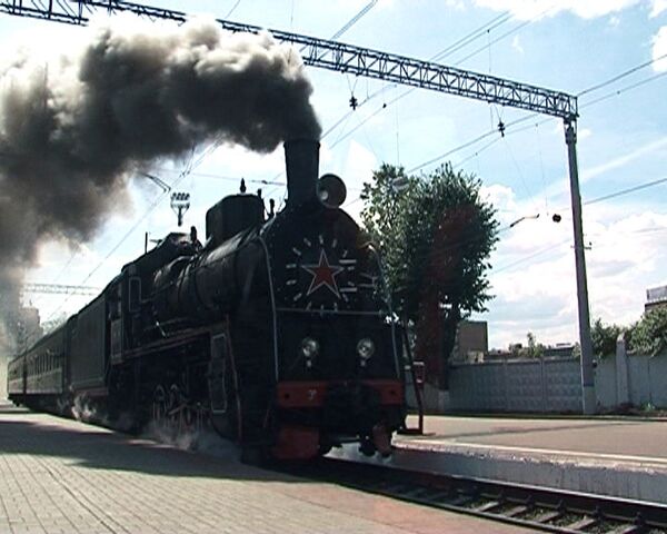 Turistas viajan por ferrocarril de Moscú en locomotora antigua - Sputnik Mundo