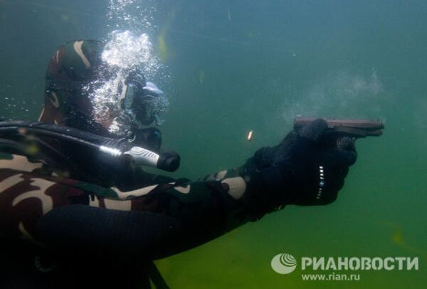 Técnicos en explosiones submarinas entrenan en el lago Baikal - Sputnik Mundo