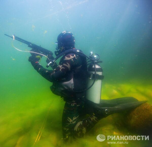 Técnicos en explosiones submarinas entrenan en el lago Baikal - Sputnik Mundo