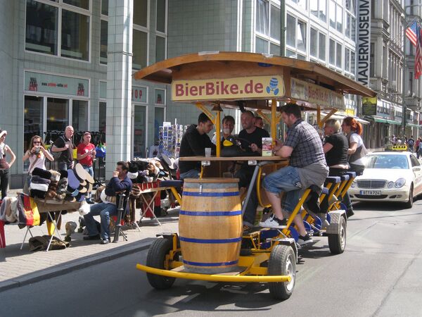 El gobierno alemán planea prohibir biciсletas cerveceras en las ciudades grandes - Sputnik Mundo