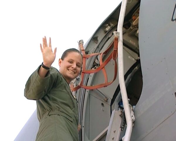 La teniente esbelta que pilota aviones de transporte Hércules  - Sputnik Mundo