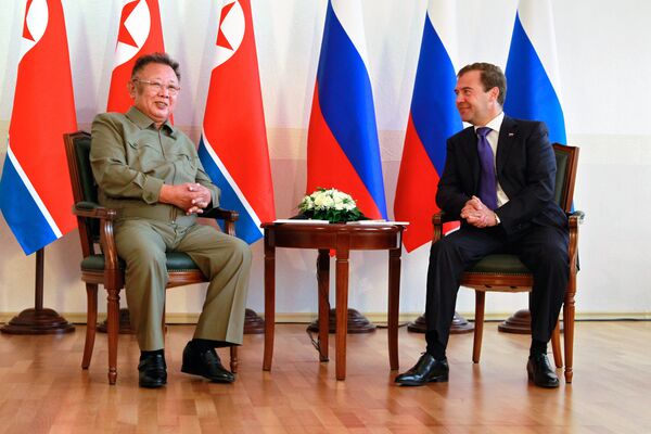 Dmitri Medvédev y Kim Jong-il abordaron el problema de la deuda norcoreana con la URSS - Sputnik Mundo