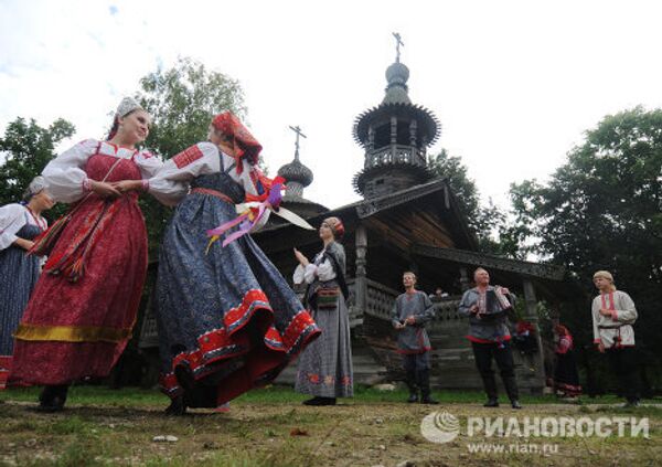 Fiesta otoñal rusa de bendición de miel, manzanas y lino - Sputnik Mundo