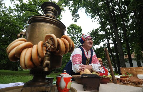 Fiesta otoñal rusa de bendición de miel, manzanas y lino - Sputnik Mundo
