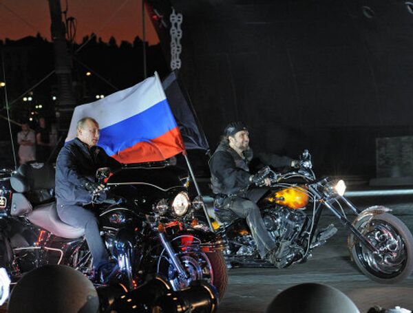 Vladímir Putin en el papel de motero - Sputnik Mundo