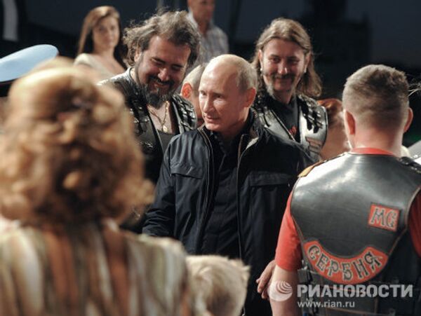 Vladímir Putin en el papel de motero - Sputnik Mundo