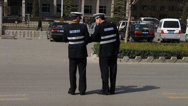Se entregan dos oficiales chinos corruptos tras una huída de una década por todo el mundo - Sputnik Mundo