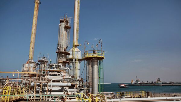 Petrolera italiana Eni reanuda extracción de crudo de 15 pozos en Libia - Sputnik Mundo