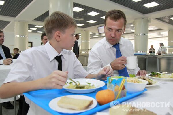 El presidente Medvédev inaugura una escuela de cadetes el Día de los Conocimientos - Sputnik Mundo