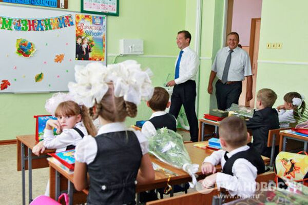 El presidente Medvédev inaugura una escuela de cadetes el Día de los Conocimientos - Sputnik Mundo