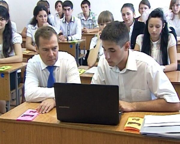 Dmitri Medvédev visita un colegio en el sur de Rusia el primer día de las clases - Sputnik Mundo