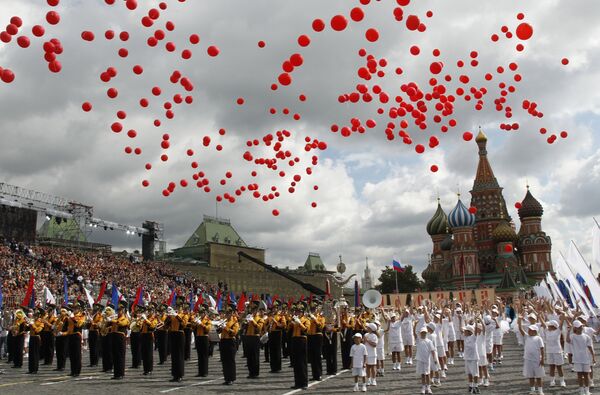Miles de moscovitas festejan el Día de la Ciudad - Sputnik Mundo