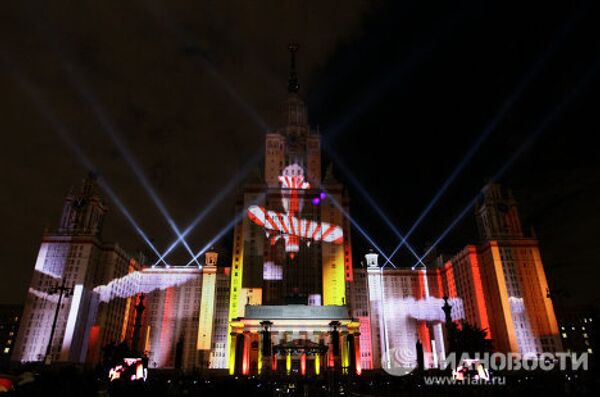 Espectáculo luminoso 4D, culminación de festejos con motivo del Día de Moscú - Sputnik Mundo