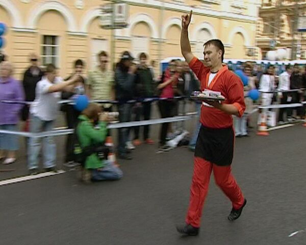 Un centenar de camareros concursan en velocidad en el centro de Moscú - Sputnik Mundo