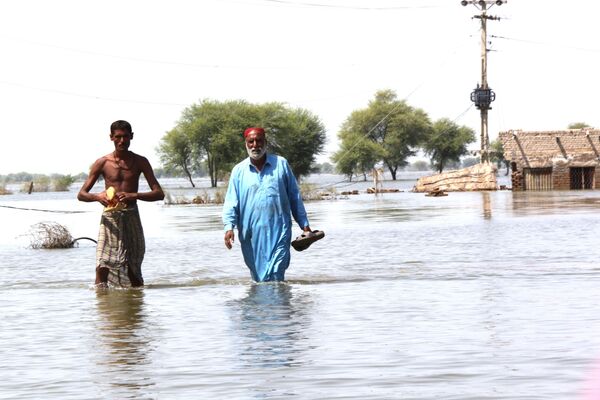 Al menos 150 muertos y cerca de 5 millones de damnificados por fuertes inundaciones en Pakistán - Sputnik Mundo