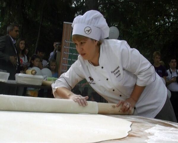 Cocineros de Ufá preparan la gigante torta típica de la cocina baskir - Sputnik Mundo