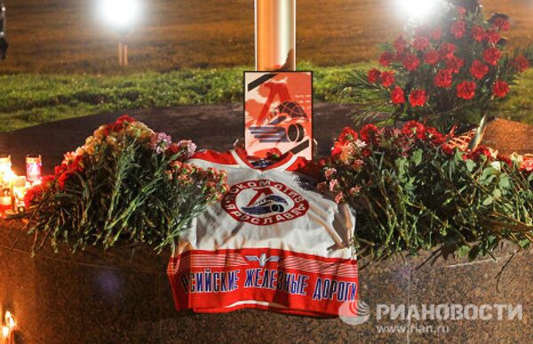Flores y velas en memoria a los jugadores de hockey rusos - Sputnik Mundo