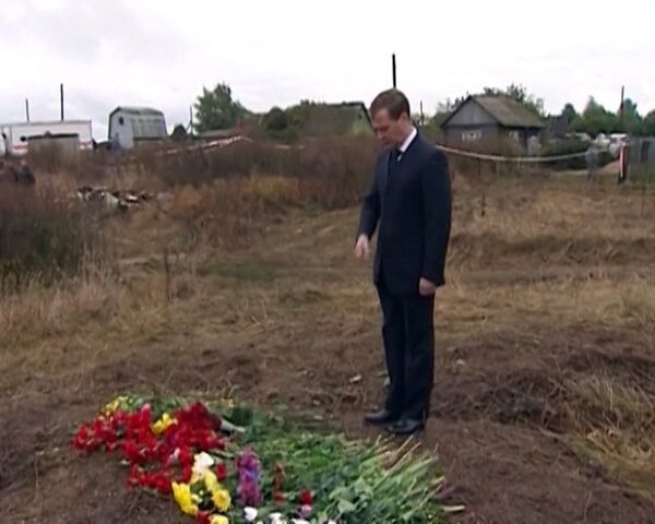 Presidente de Rusia deposita flores en el lugar del accidente aéreo en Yaroslavl - Sputnik Mundo