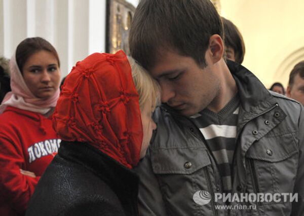 Yaroslavl rinde honras fúnebres a los jugadores del club de hockey Lokomotiv fallecidos en accidente aéreo - Sputnik Mundo