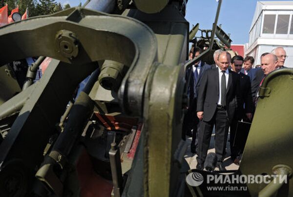 Vladímir Putin recorre una exposición de material de guerra - Sputnik Mundo