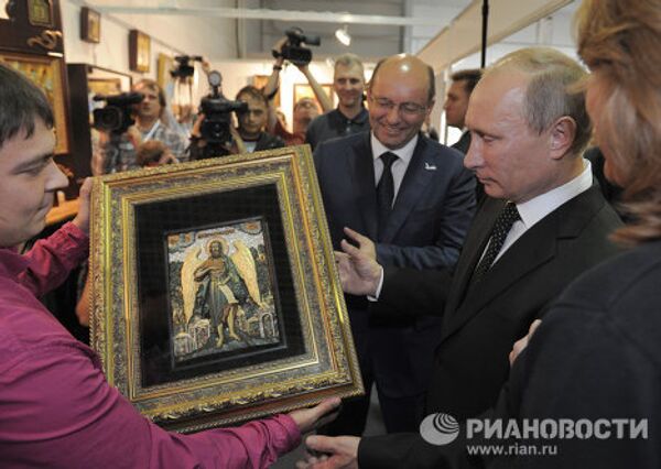 Vladímir Putin recorre una exposición de material de guerra - Sputnik Mundo