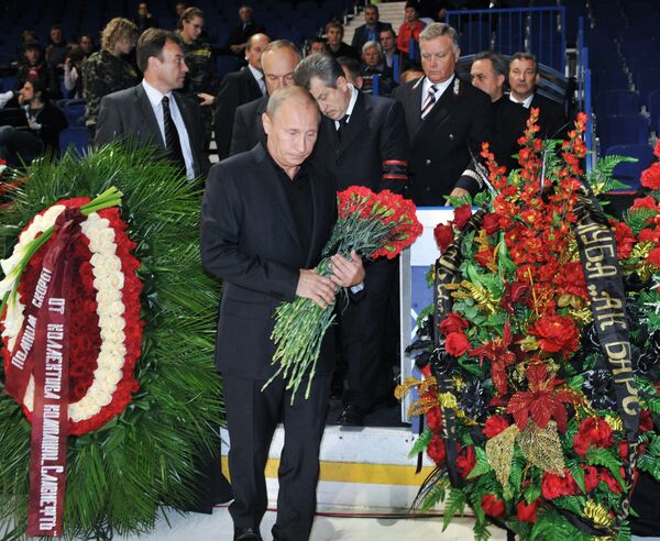 Vladímir Putin rinde tributo a las víctimas del accidente de YaK-42 - Sputnik Mundo