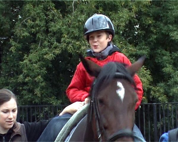 La terapia con caballos es la nueva esperanza para niños con autismo de Moscú - Sputnik Mundo