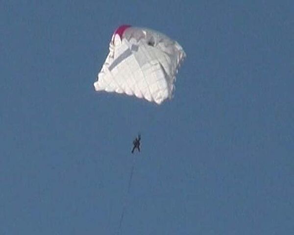 Nuevo paracaídas diseñado para el Ejército ruso vuela contra el viento - Sputnik Mundo