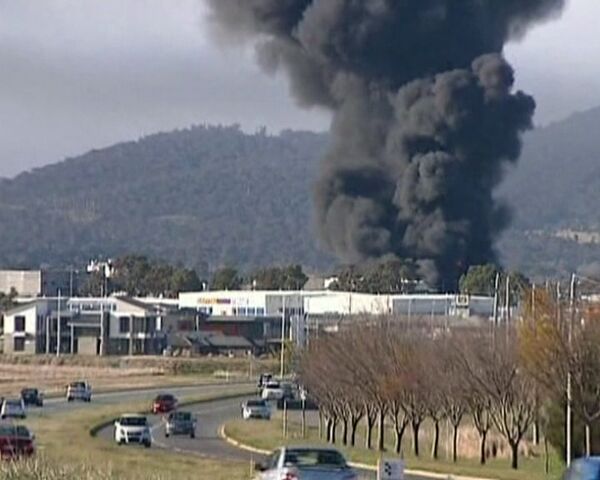 Humo negro cubre la capital de Australia tras incendio en una fábrica química - Sputnik Mundo
