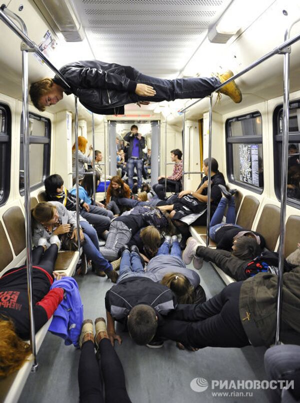 Aficionados al ‘planking’ realizan un flashmob en Moscú  - Sputnik Mundo