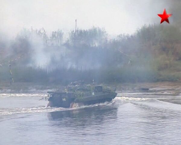Tanques y otros equipos militares en los ejercicios “Escudo de la Unión 2011” - Sputnik Mundo