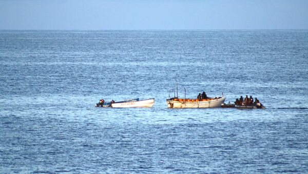 Fuerzas navales de la UE realizan primer ataque aéreo contra equipos piratas en costa de Somalia - Sputnik Mundo