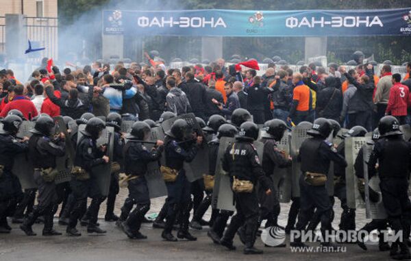 Fuerzas del orden de la CEI realizan ejercicios antiterroristas en Ucrania - Sputnik Mundo